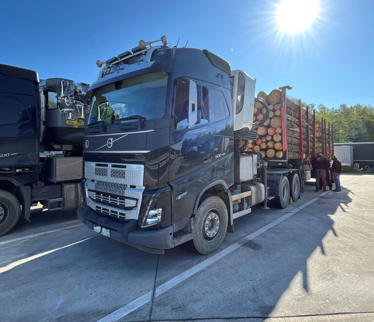 Veel te zwaar en met ernstige gebreken onderweg: politie plaatst wielklem [+foto’s]
