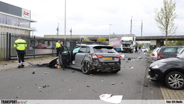 Straatrace gaat volledig mis, automobilist klapt op vrachtwagen [+foto’s]