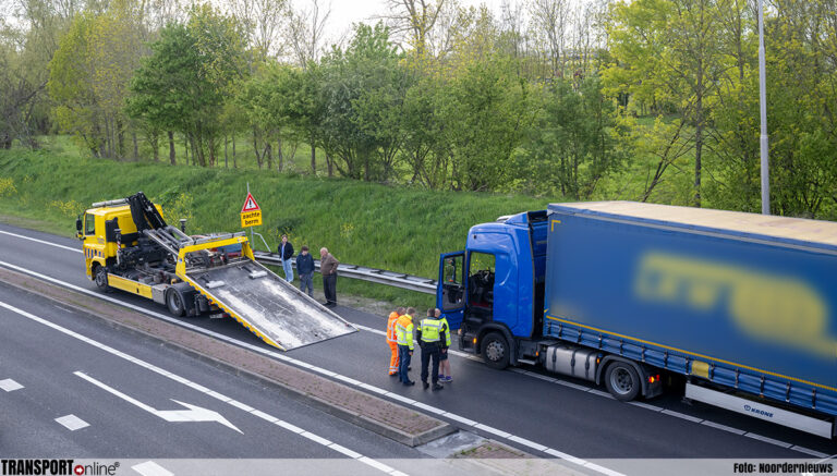 Vrachtwagenchauffeur met haast rijdt zich vast in berm [+foto]
