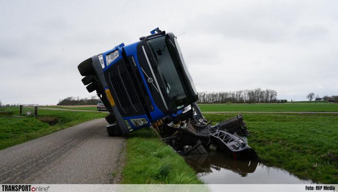 vrachtwagen in sloot in Schoorl