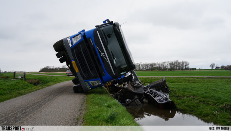 Vrachtwagen in de sloot gekanteld in Schoorl [+foto’s]
