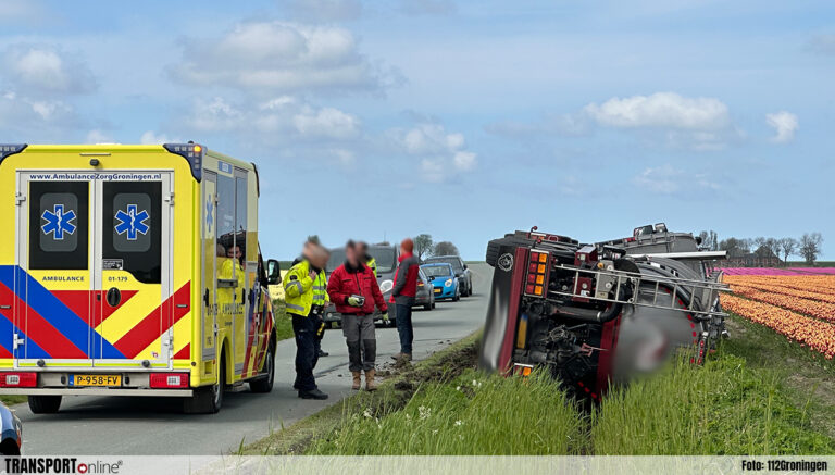Vrachtwagen gekanteld op Eemsweg in Uithuizen [+foto]