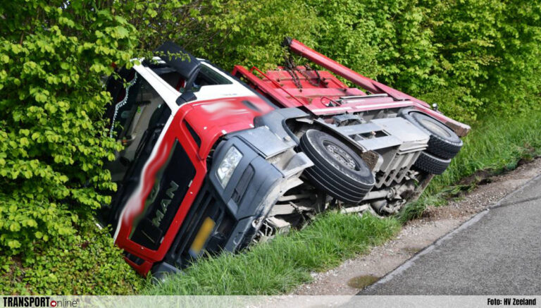 Vrachtwagen in de sloot in ‘s-Heerenhoek [+foto]