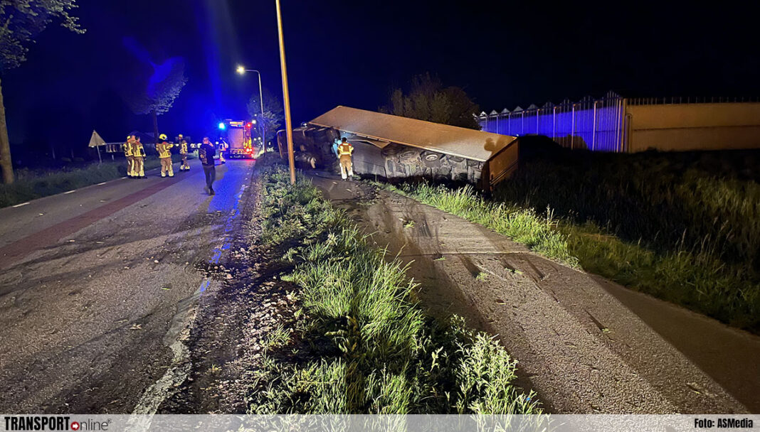 Vrachtwagen in de sloot Zevenhuizen