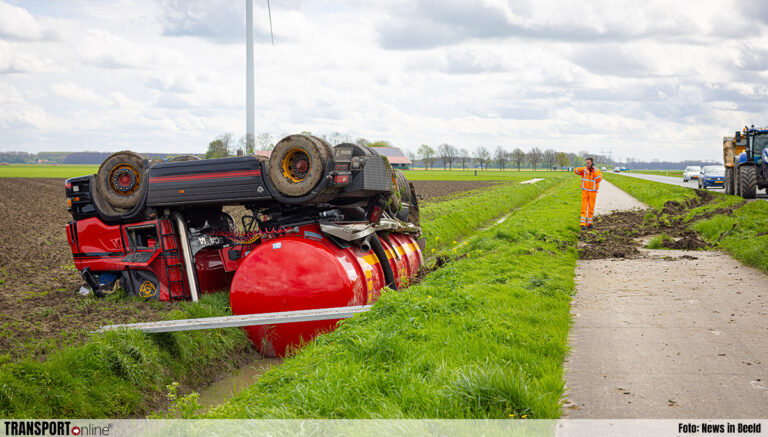 Vrachtwagen met mest op zijn kop in sloot en weiland langs N309 [+foto]