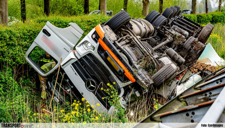 Vrachtwagen op zijn kop achter vangrail A27 terechtgekomen [+foto’s]