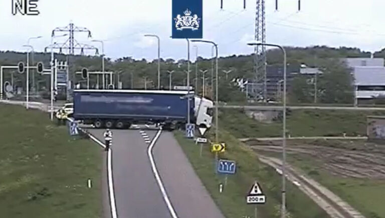 Kerende vrachtwagen rijdt zich vast op afrit A2 [+video]