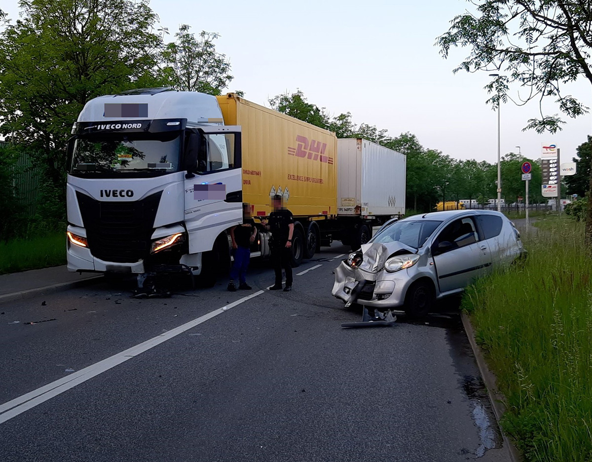 Automobilist zwaargewond na aanrijding met vrachtwagen, vrachtwagenchauffeur onder invloed [+foto].