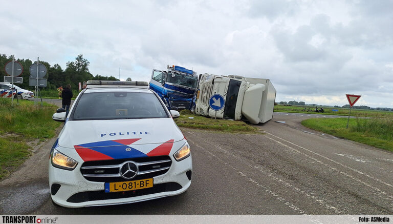 Vrachtwagen gekanteld na aanrijding met andere vrachtwagen [+foto’s]