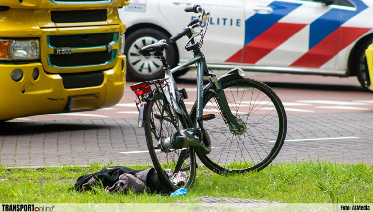Fietser zwaargewond na aanrijding met vrachtwagen in Tilburg [+foto’s]
