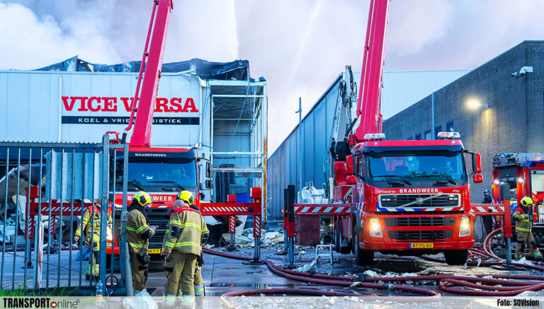 Bedrijfspand logistiek dienstverlener Vice Versa in Oss geheel uitgebrand, brand nog steeds niet onder controle [+foto’s]