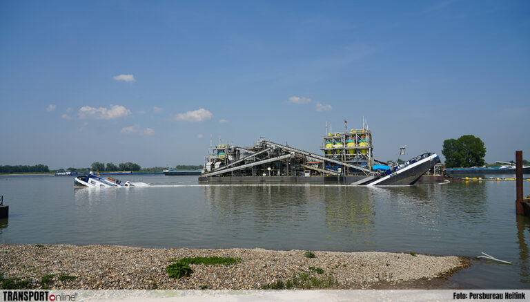 Binnenvaartschip doormidden gebroken op de Waal [+foto]