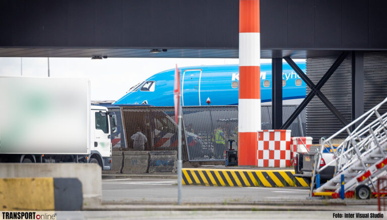 Persoon komt op Schiphol in draaiende vliegtuigmotor en overlijdt [+foto]