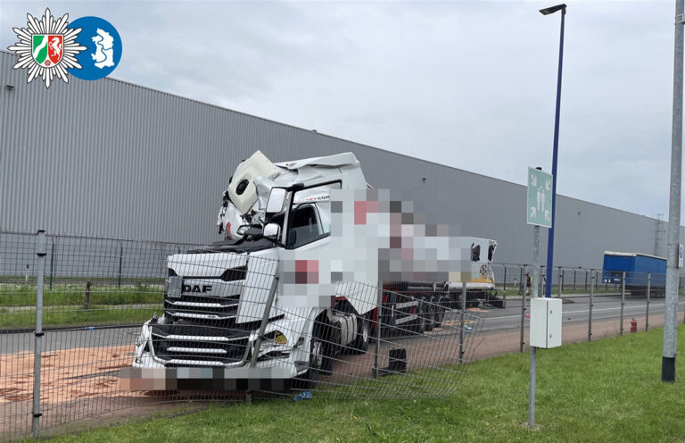 Dronken vrachtwagenchauffeur botst op geparkeerde vrachtwagen [+foto]