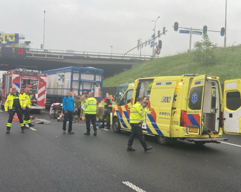 Bestelwagen rijdt achterop vrachtwagen op A16 [+foto]