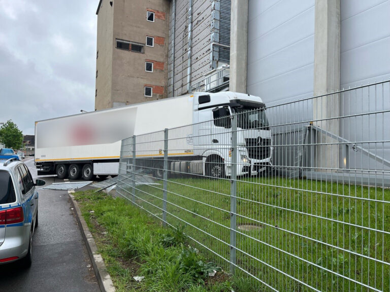Vrachtwagenchauffeur verwart gaspedaal en rempedaal met elkaar [+foto]