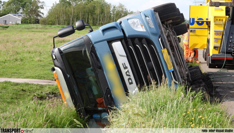 Betonwagen in sloot gekanteld nadat weg bezwijkt onder gewicht [+foto’s]