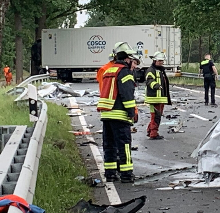 Aanrijding vrachtwagen en bestelbus op Duitse B216, één dode en zwaargewonde [+foto’s]