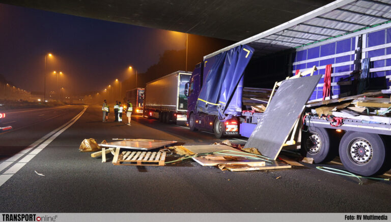 Vrachtwagen verliest lading op A27, auto geraakt [+foto]