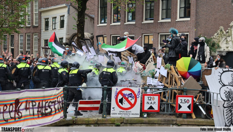 LIVESTREAM: Politie gaat met geweld over tot opheffen blokkade UvA-terrein [+video’s]