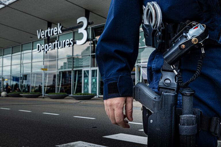 Zes luchthavenmedewerkers opgepakt voor smokkel cocaïne via Schiphol