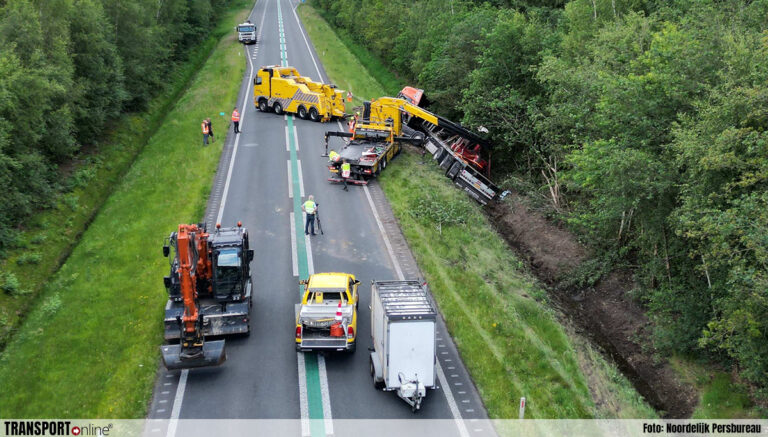 Vrachtwagen van de weg en in sloot langs N381 [+foto]