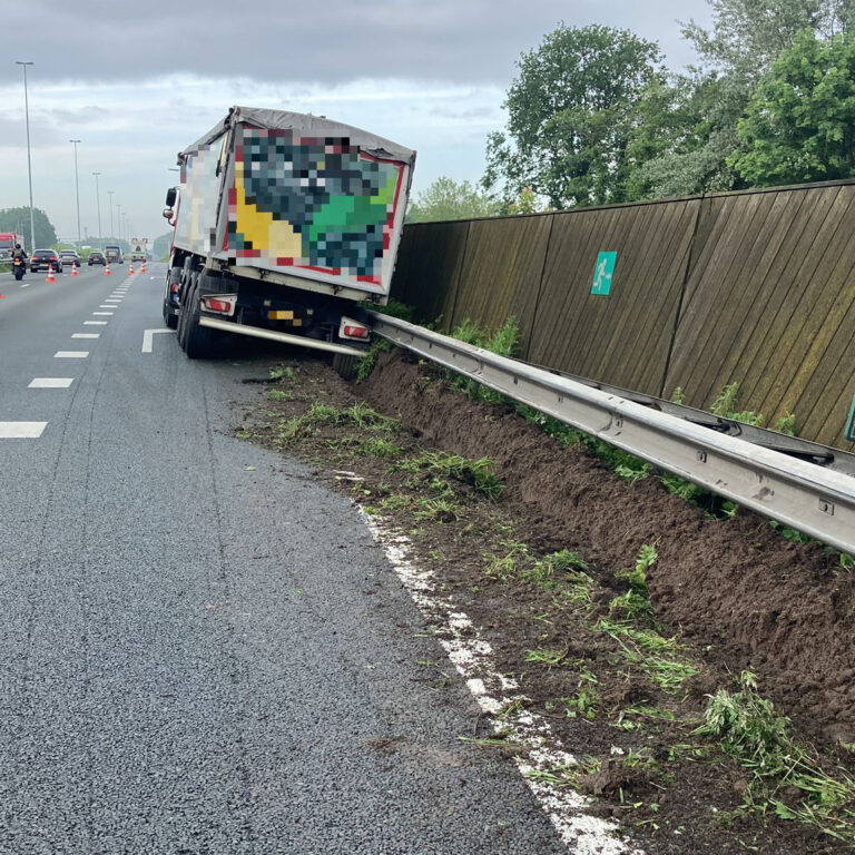 Vrachtwagen van de weg geraakt op A27