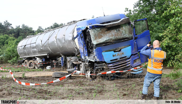 Aanrijding met twee vrachtwagens op A73 [+foto’s]