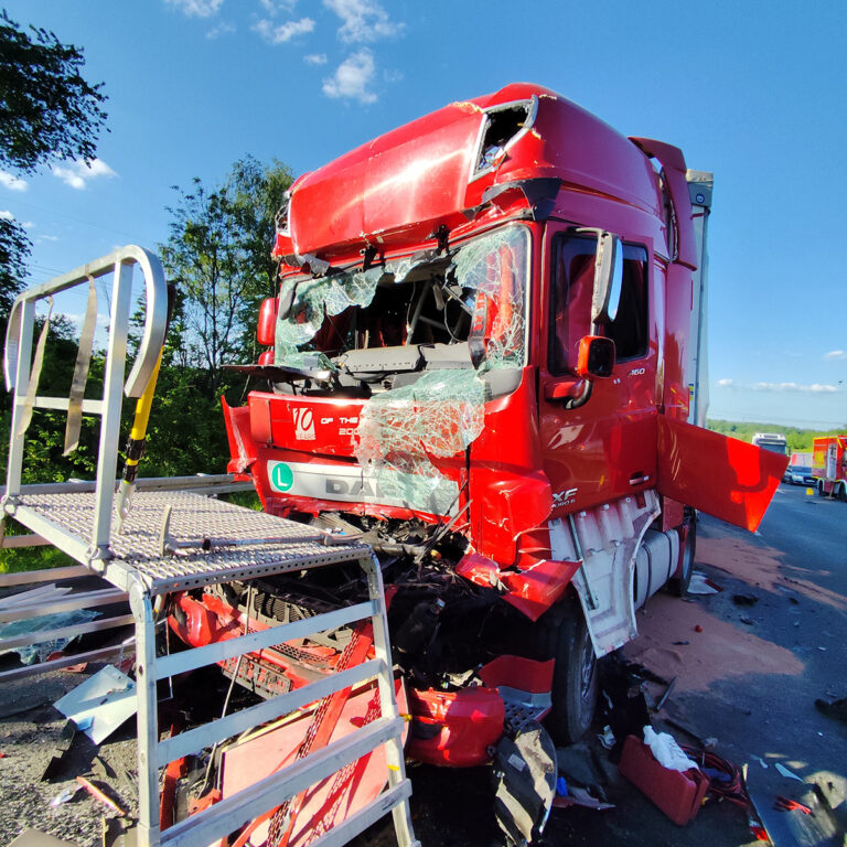 Eén vrachtwagenchauffeur zwaargewond na aanrijding met drie vrachtwagens [+foto’s]