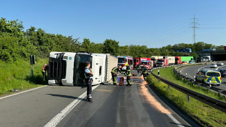 Gekantelde vrachtwagen zorgt voor vertragingen op Duitse A46 [+foto]
