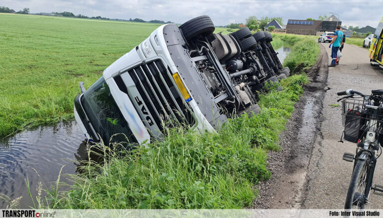 Vrachtwagen gekanteld in slootje in ’t Veld [+foto’s]