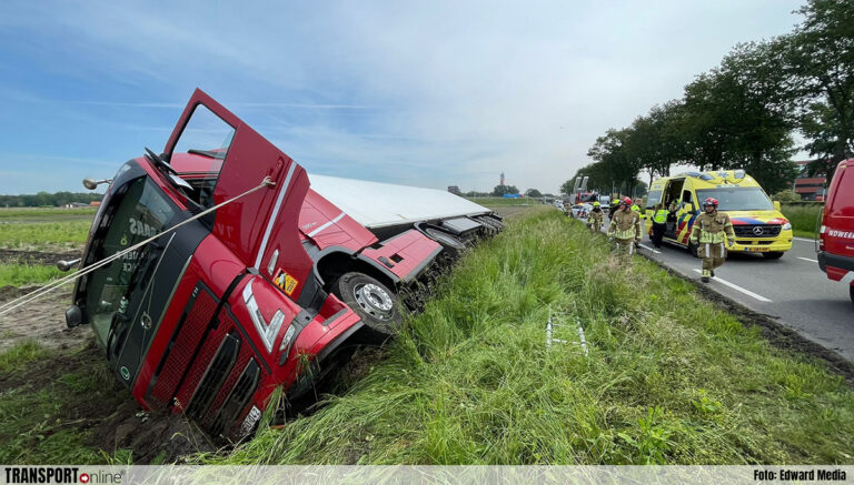 Vrachtwagen in de greppel langs N275 [+foto’s]