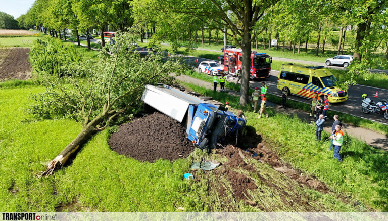 Vrachtwagen rijdt boom uit de grond en kantelt langs N65 [+foto]
