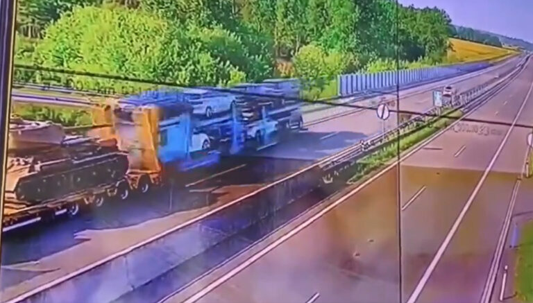 Autotransporter rijdt met volle snelheid achterop wachtende auto die platgedrukt wordt tussen vrachtwagens [+foto’s&video’s]