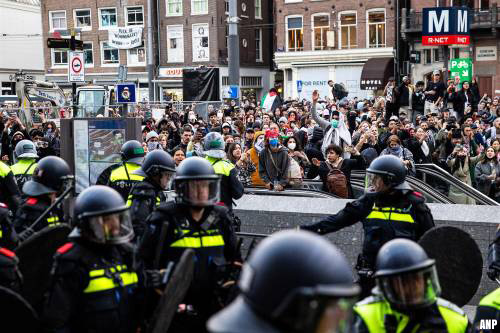 Politie slaags met demonstranten Rokin