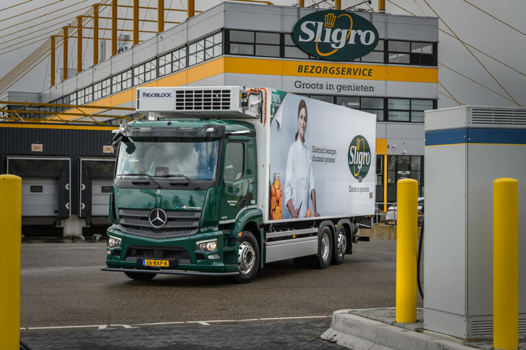 Eerste eActros van een bestelling van 25 gaat de weg op voor Sligro