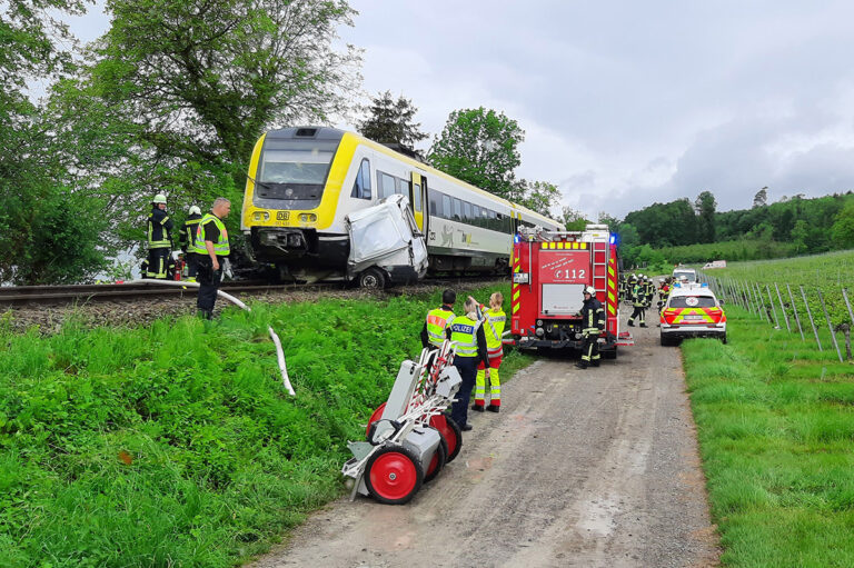 Bestelwagen 300 meter vooruit geduwd door trein, bestuurder omgekomen [+foto’s]