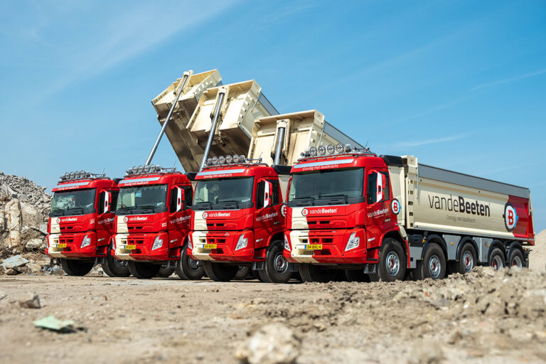 Vier Volvo vijfassers voor Van de Beeten