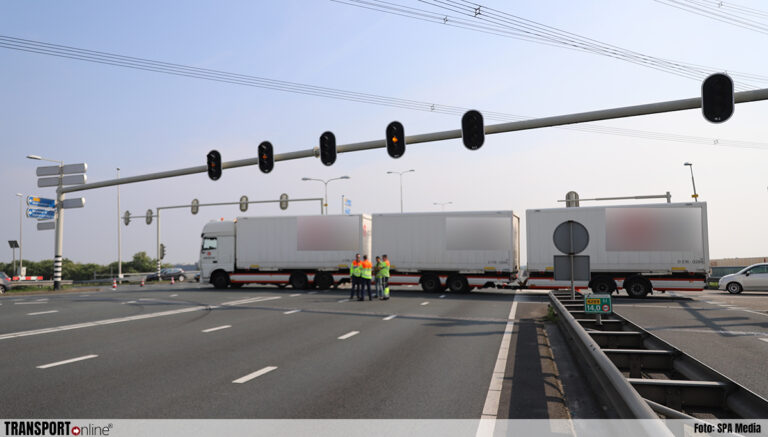 Verkeersinfarct door stilgevallen lzv op viaduct N209, andere vrachtwagenchauffeur aangehouden [+foto’s]
