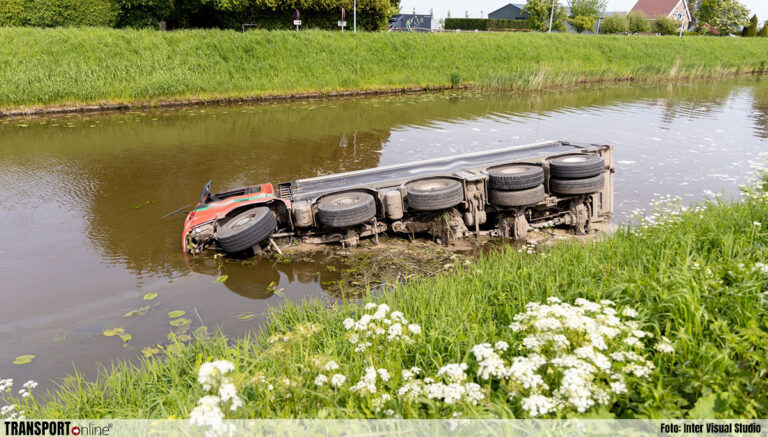 Vrachtwagen rijdt het water in langs N520 [+foto’s]