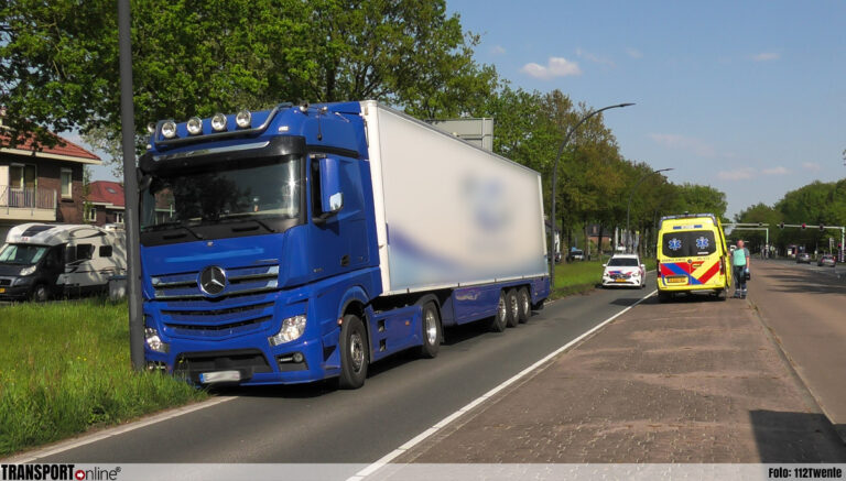 Vrachtwagen raakt van de weg, chauffeur mee met politie [+foto]