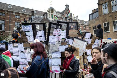 Actievoerders verhogen barricade bij bezetting UvA-terrein