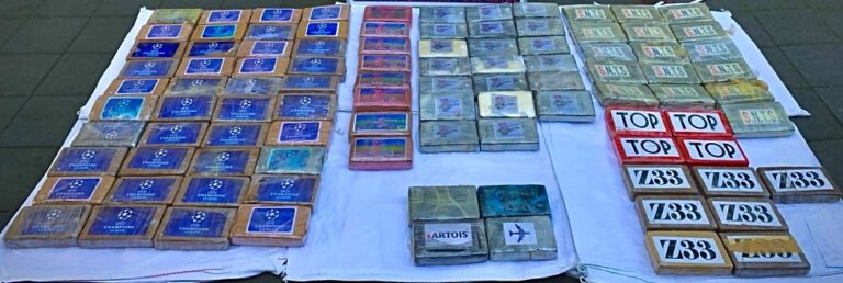 Luchthavenmedewerker Schiphol aangehouden na vondst 120 kilo cocaïne [+foto]