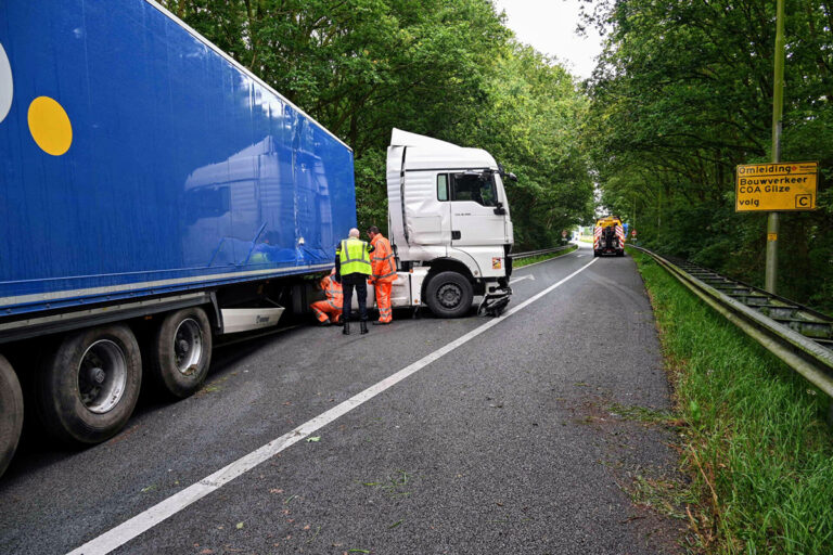 Vrachtwagen geschaard op A58 [+foto]