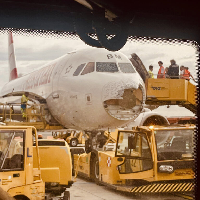 Hagelbui vernielt neus Austrian Airlines vliegtuig [+foto’s]