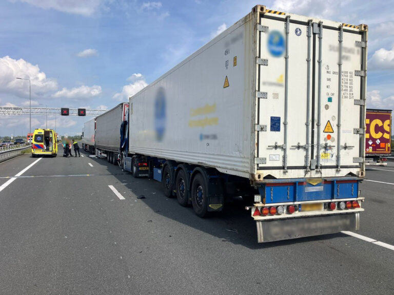 Aanrijding met vier vrachtwagens op A29 [+foto’s]