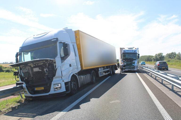 Aanrijding met twee vrachtwagens op N59 [+foto’s]