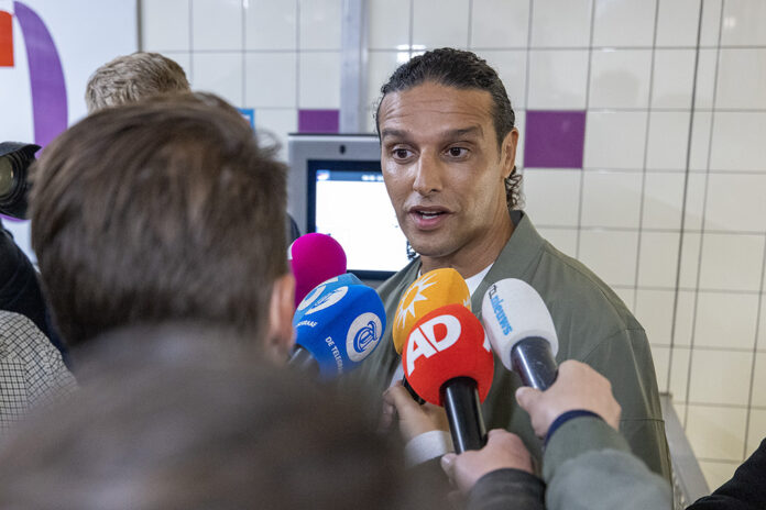 Ali B komt aan bij de rechtbank in Haarlem