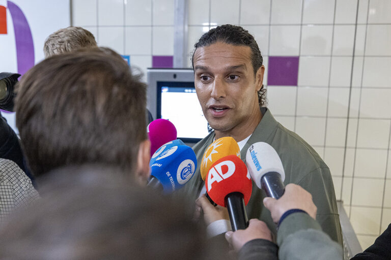 Rapper Ali B aangekomen bij rechtbank voor zedenzaak