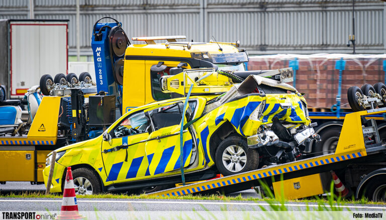 Vrachtwagen op auto Rijkswaterstaat gebotst op A15 [+foto’s]